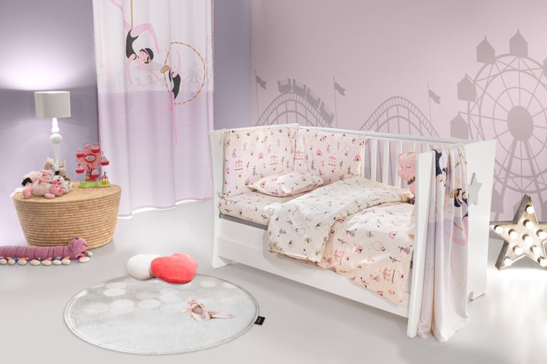 1761092223000.jpg Βρεφικό Σετ κούνιας 3 τεμαχίων (Παπ/θήκη, Μαξ/θήκη, Πάντα) Enjoy Pinky της Saint Clair (100% Cotton) - Image 1