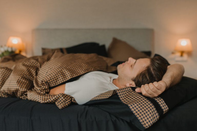 13403 Σετ Σεντόνια King 827 Pied De Poule Black της Down Town 280×290 & 2 Μαξιλαροθήκες:52×75 (πρo ραφής)Σύνθεση: 100% Βαμβάκι Σατέν Πενιέ - Image 1