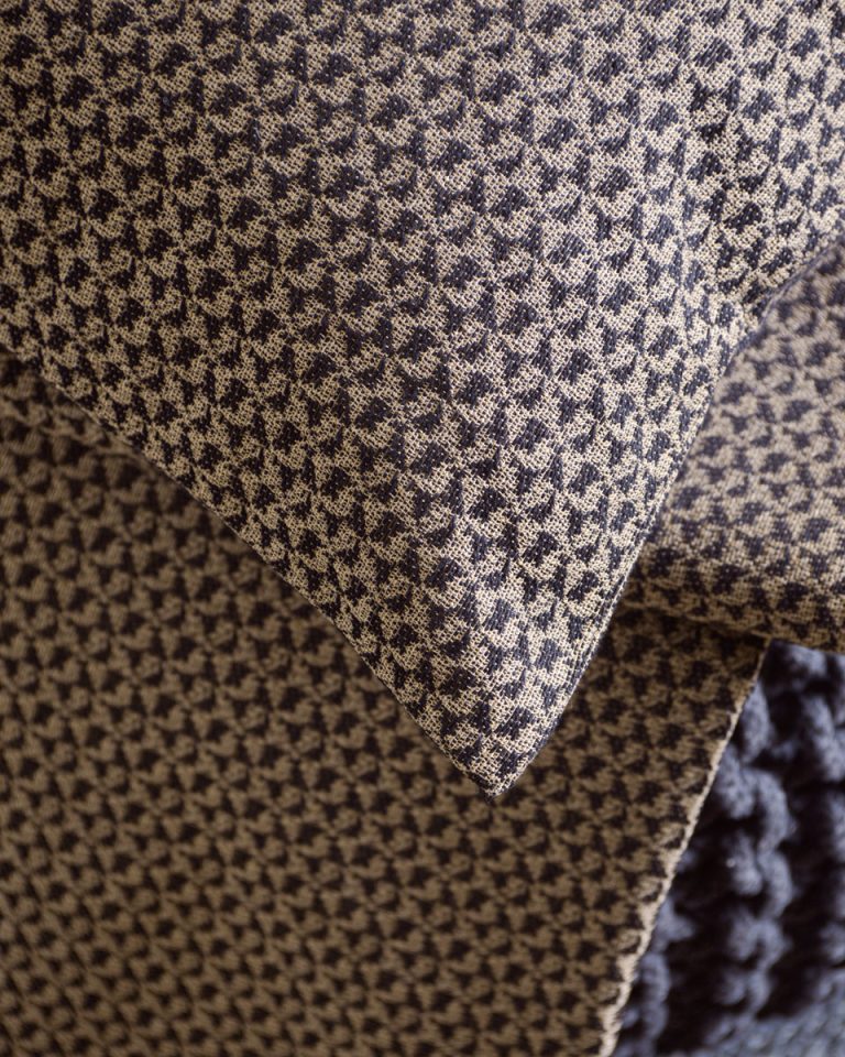 revees_brown_dtl.jpg REEVES ΚΑΦΕ - ΜΑΞΙΛΑΡΟΘΗΚΗ 40X40 80% ΒΑΜΒΑΚΙ - 20% ΠΟΛΥΕΣΤΕΡΑΣ Rythmos - Image 2