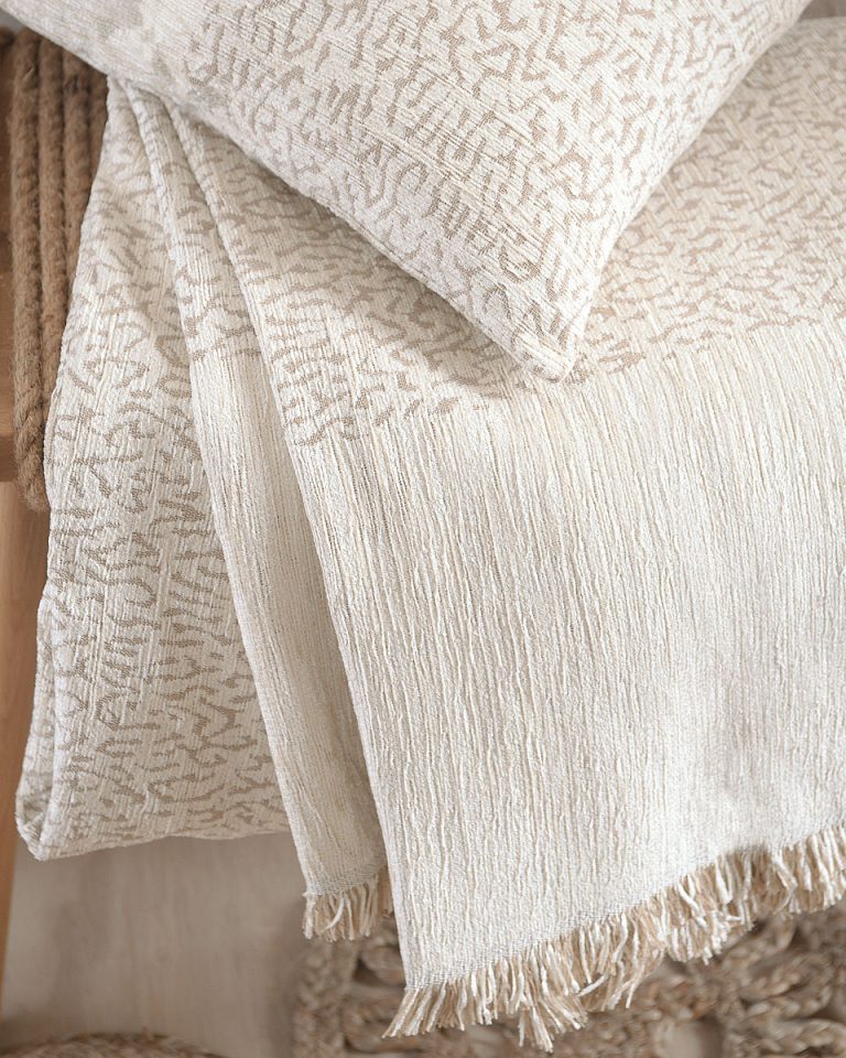 vivir_ecru_dtl-3.jpg VIVIR - ΡΙΧΤΑΡΙ ΜΠΕΖ 180X330 180X330 50% Chenille acrylic - 25% βαμβάκι - 25% Pol Rythmos - Image 3