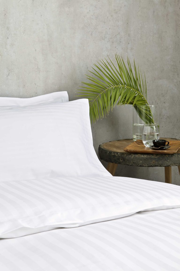 Σεντόνι 165x280 - 230 Κλωστές CVC Σατέν ρίγα 1cm - 60% Βαμβάκι Πενιέ / 40% Πολυέστερ της Nima Hotelling 60% Cotton - 40% Polyester, 1 cm striped, 230 T.C. Μονό 165x280 - Image 1