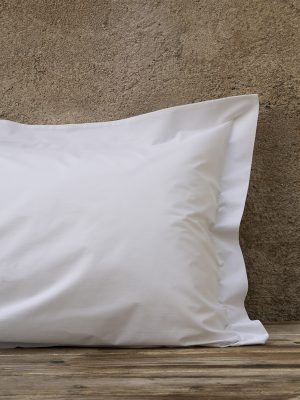 Μαξιλαροθήκη 52x75 Oxford 3 πλευρές - 200 Κλωστές Περκάλι - 50% Βαμβάκι Πενιέ / 50% Πολυέστερ της Nima Hotelling 50% Cotton - 50% Polyester, 200 T.C. Μαξιλαροθήκη 52x75 με oxford 3 πλευρών