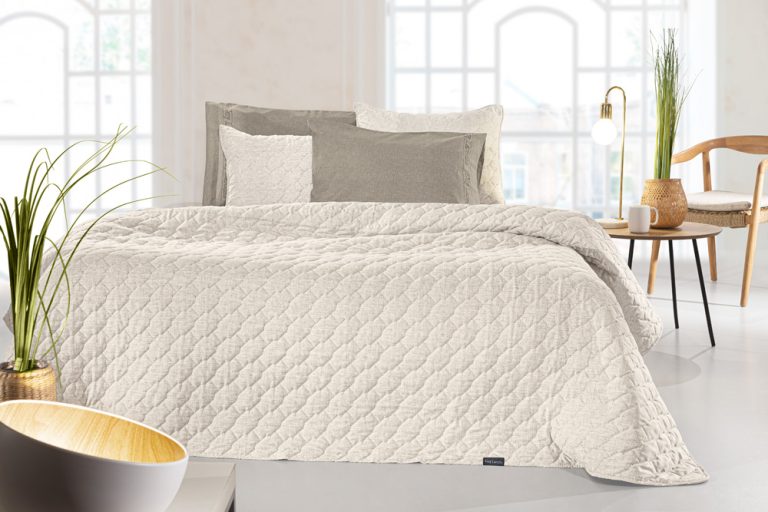 Κουβερλί με Διακοσμητική Μαξιλαροθήκη Φιγούρας Kiara Natural 180x240 της Guy Laroche (100% Fine Microfiber) - Image 1