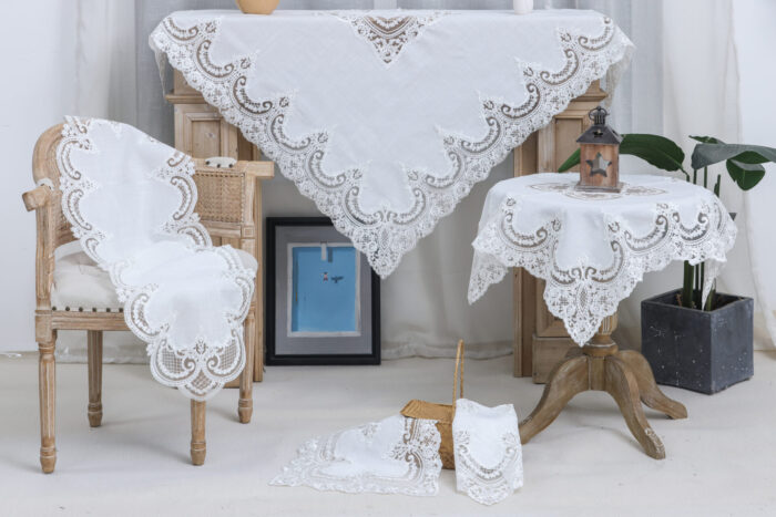 PLS-7B027-White-LEIZ1483-1.jpg PLS-7B027 (White) Table linen Λινό κέντημα, με μεταξωτή δαντέλα, 60%linen, 40%pol. 40x160 Liolios Home - Image 1