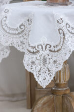 PLS-7B027 (White) Table linen Λινό κέντημα, με μεταξωτή δαντέλα, 60%linen, 40%pol. 128x128 Liolios Home - Image 4