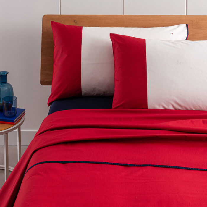 0127908_sentoni-tailor-kokkino-2.jpeg ΣΕΝΤΟΝΙ FLΑΤ   ΤΑΙLΟR 1 ΤΕΜ ΚΟΚΚΙΝΟ (RΕD ) 240Χ300CΜ 100% ΟRGΑΝΙC CΟΤΤΟΝ 200ΤC  ΤΟΜΜΥ ΗΙLFΙGΕR  της TOMMY HILFIGER - Image 1