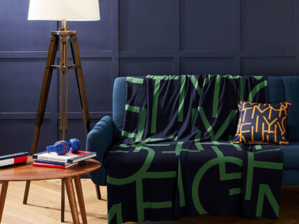 ΚΟΥΒΕΡΤΑΚΙ ΚΑΝΑΠΕ  ΜΟΝΟΘΕΣΙΟ  LΟGΟΜΑΝΙΑ 1 ΤΕΜ ΠΡΑΣΙΝΟ (ΕVΕRGRΕΕΝ ) 130Χ170CΜ 100% ΟRGΑΝΙC CΟΤΤΟΝ   Τ  της TOMMY HILFIGER