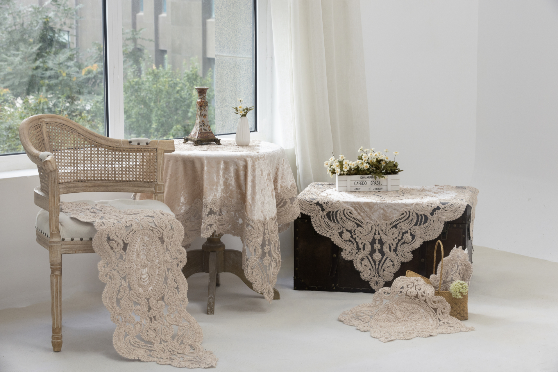 HOUZ9379-LT-COFFEE-4.jpg PLS-TB1156 (Lt coffee) Table linen Βελούδινο κέντημα με μακραμέ δαντέλα 67x170 Liolios Home - Image 1