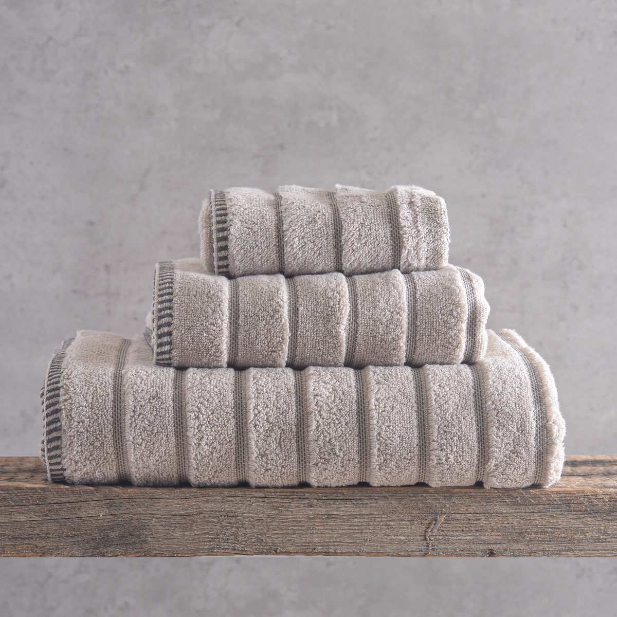 pyramid_bath_1-4.jpg PYRAMID - ΠΕΤΣΕΤΑ 100% ΒΑΜΒΑΚΙ ZERO TWIST 530gr ΜΠΕΖ ΣΕΤ 3 ΤΕΜΑΧΙΩΝ (30X50, 50X90, 70X140) ΣΕ ΚΟΥΤΙ ΣΕΤ 3 ΤΕΜΑΧΙΩΝ (30X50, 50X90, 70X140) ΣΕ ΚΟΥΤΙ 100% ΒΑΜΒΑΚΙ CROSS DYED ZERO TWIST Rythmos - Image 1