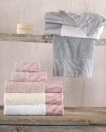 TRISHA ΓΚΡΙ-ΓΚΡΙ - ΣΕΤ ΠΕΤΣΕΤΕΣ 3ΤΕΜ. ΣΕΤ 3 ΤΕΜΑΧΙΩΝ (30X50, 50X90, 80X150) ΣΥΣΚΕΥΑΣΙΑ ΚΟΥΤΙΟΥ ΣΕΤ 3 ΤΕΜΑΧΙΩΝ (30X50, 50X90, 80X150) ΣΥΣΚΕΥΑΣΙΑ ΚΟΥΤΙΟΥ 100% ΒΑΜΒΑΚΙ Rythmos - Image 2