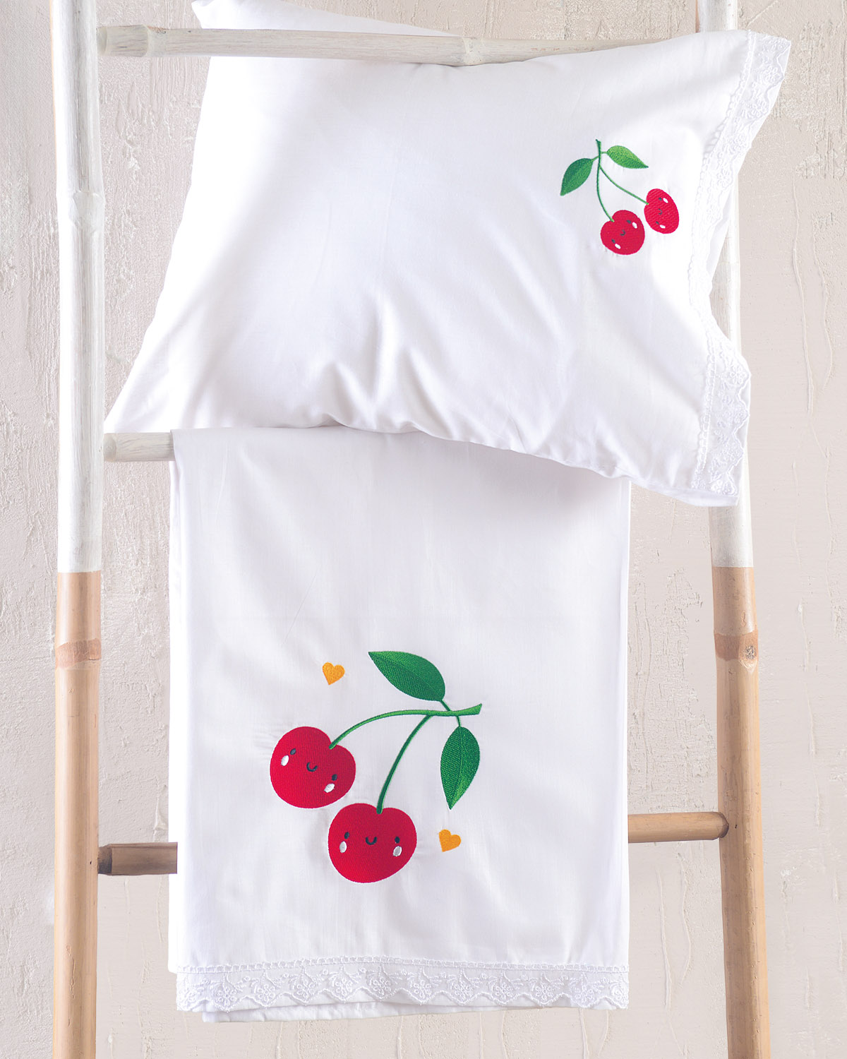 262.-cherries_babybed-2.jpg CHERRIES - ΣΕΤ ΣΕΝΤΟΝΙΑ ΒΡΕΦΙΚΑ 3 ΤΕΜ. KENTHMA 100X160 100% ΒΑΜΒΑΚΙ Rythmos - Image 1