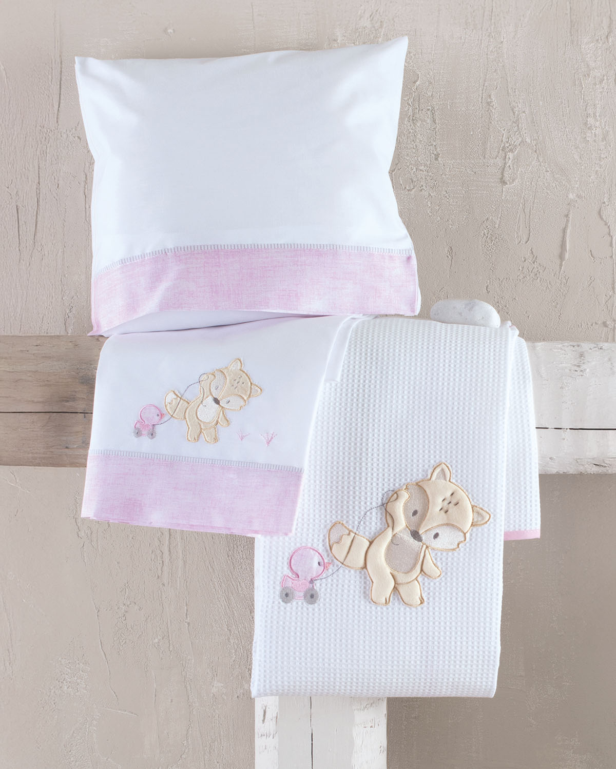 fox_pink_bed.jpg FOX POZ - ΣΕΤ ΣΕΝΤΟΝΙΑ ΒΡΕΦΙΚΑ 3 ΤΕΜ. ΜΕ KENTHMA 100X160 100% ΒΑΜΒΑΚΙ Rythmos - Image 1