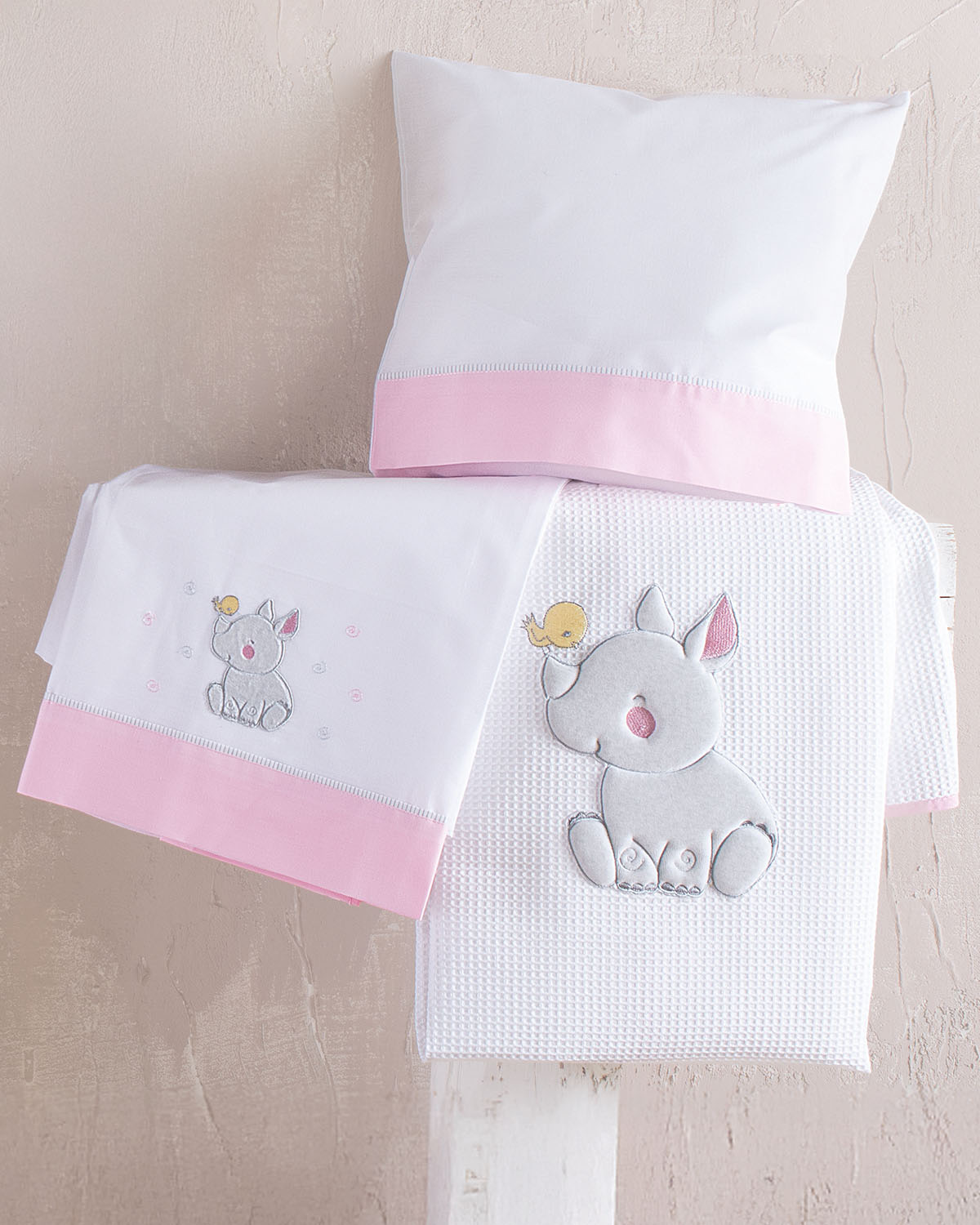 rino_pink_bed-1.jpg RINO POZ - KOYBEΡΤΑ ΠΙΚΕ ΜΕ ΚΕΝΤΗΜΑ 120X150 100% ΒΑΜΒΑΚΙ Rythmos - Image 1