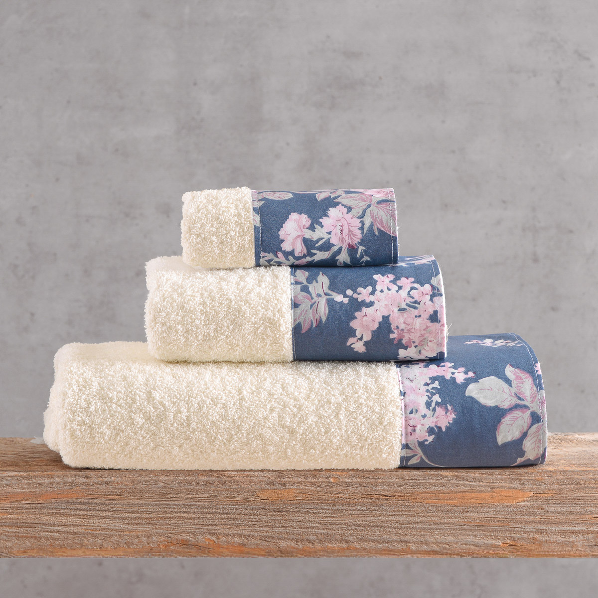 spingtime_towels_pack18-1.jpg SPRINGTIME ΕΚΡΟΥ-ΜΠΛΕ ΣΚΟΥΡΟ - ΣΕΤ ΠΕΤΣΕΤΕΣ 3ΤΕΜ. ΣΕΤ 3 ΤΕΜΑΧΙΩΝ (30X50, 50X90, 80X150) ΣΥΣΚΕΥΑΣΙΑ ΚΟΥΤΙΟΥ ΣΕΤ 3 ΤΕΜΑΧΙΩΝ (30X50, 50X90, 80X150) ΣΥΣΚΕΥΑΣΙΑ ΚΟΥΤΙΟΥ 100% ΒΑΜΒΑΚΙ Rythmos - Image 1